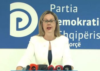 Protesta tek Teatri/ PD e Korçës synon t’i bashkohet, por pengesa quhen postblloqet e Policisë