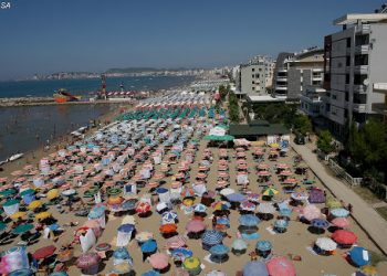 Rama zbulon për herë të parë: Këtë verë nuk do të ketë më shezlone dhe plazhe private!