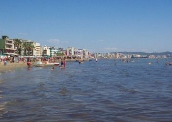 Mjeku i njohur bën deklaratën shpresëdhënëse: Këtë vit duhet të bëjmë plazh, uji i detit e vret virusin