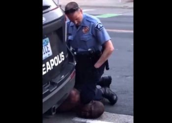 VIDEO/ Horrori në SHBA: Polici i merr jetën 40-vjeçarit duke i vënë këmbën në fyt