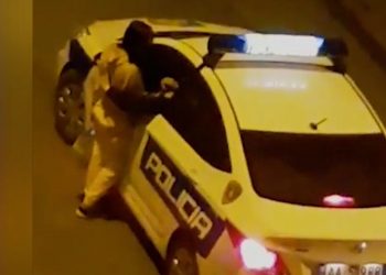 I doli videoja duke bërë skena të turpshme, pezullohet polici i Komisariatit Nr. 3