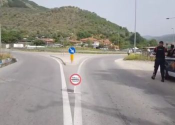 “Izolohet” Tirana/Policia vendos postbllok në Elbasan, ndal makinave që udhëtojnë drejt kryeqytetit