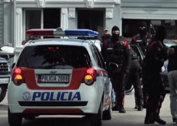 Kanosi dy zyrtarë të Bashkisë së Kolonjës, arrestohet 40-vjeçari, gjatë shoqërimit godet dhe policinë