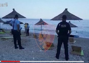 Vendosi çadra pa leje dhe hodhi mbeturina në bregdet, gjobitet dhe vihet nën hetim pronari i një plazhi në Himarë