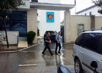 Goditi policin në mes të rrugës për një gjobë, arrestohet 34-vjeçari në Elbasan