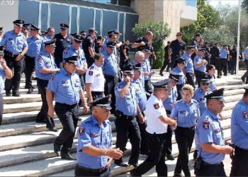 “Ligji, diskriminim për policët”/ Grupi shqiptar i të drejtave të njeriut kundër nxjerrjes në pension në moshën 55-vjeçare