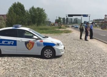 Protesta e dytë për Teatrin/ ”Blindohen” nga policia hyrje-daljet e tre qyteteve kryesore