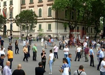 Teatri Kombëtar/ Nis grumbullimi i protestuesve, ja çfarë po ndodh në minutat e para në shesh