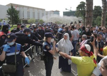 FOTOT/ Tensionimi tek Teatri, përplasen me policinë