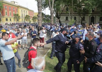 FOTOT/ Tensionimi tek Teatri, përplasen me policinë