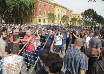 FOTOT/ Tensionimi tek Teatri, përplasen me policinë