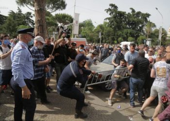 FOTOT/ Tensionimi tek Teatri, përplasen me policinë