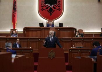 Rama për Teatrin: Aty të hante veshin miu, Budina si Berisha komunist që bënin teatër për të dalë si heronj