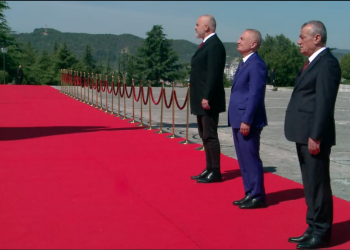 5 Maji bën bashkë Ramën, Metën e Ruçin/ Homazhe te Varrezat e Dëshmorëve duke ruajtur distancimin social