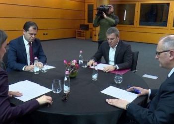 Maska, doreza dhe matje temperature/ ‘Prapaskenat’ e takimit për Reformën Zgjedhore, reagon edhe OSBE