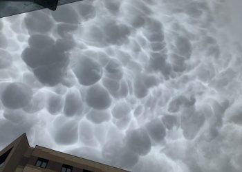 VIDEO/ Forma të çuditshme të reve, shihni pamjet e pazakonta nga Durrësi