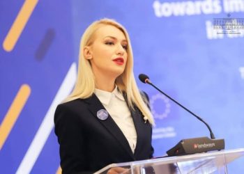 Mozart e violinë shqiptare në 97-ën dhe drama e sotme e Teatrit