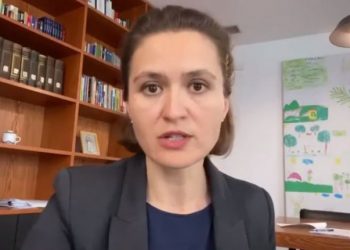 “Punojnë në vatrat e infeksionit”/ Ministrja Shahini e drejtpërdrejtë: Ja pse mësuesit nuk përfitojnë bonus në pagë si mjekët!