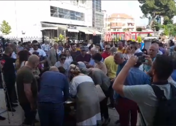 Duke shkelur distancën fizike dhe pa maska/ Aleanca për Teatrin në Shkodër, nis mbledhjen e firmave për rindërtimin e Teatrit