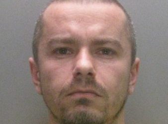 Arrestohet shqiptari në Angli, kishin ngritur fermë kanabisi në një fshat (EMRI)