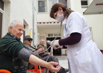 Momenti emocionues kur ndërrohet stafi i Shtëpisë së të moshuarve që ndejti 50 ditë larg familjeve (Fotot)