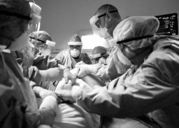 FOTOT/ Pamjet e luftës për jetë nga spitali i tejmbushur me pacientë të infektuar!