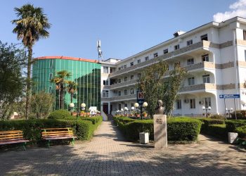 Spitali “Shefqet Ndroqi” pritet t’i kthehet normalitetit, drejt zbrazjes nga pacientët me Covid-19