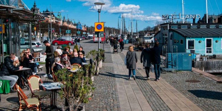 People gather in a restaurant on April 4, 2020 in Stockholm during the the new coronavirus COVID-19 pamdemic. (Photo by Jonathan NACKSTRAND / AFP) (Photo by JONATHAN NACKSTRAND/AFP via Getty Images)