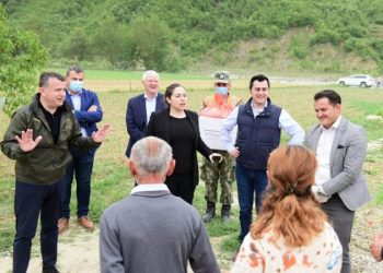 Vijojnë ndihmat me pako ushqimore në qarkun e Elbasanit, Balla dhe Xhaçka ndjekin operacion humanitar