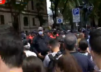 Aktori Neritan Liçaj lirohet prej komisariatit 4 dhe iu bashkohet protestuesve