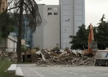 FOTO/ Kamionët mbushen me inerte, nis pastrimi i rrënojave tek Teatri Kombëtar