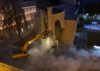 Video/ Shembet herët në mëngjez Teatri Kombëtar, forcat e policisë e bënë aksionin gjatë natës