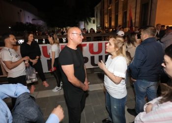 Grumbullimi tek Teatri Kombëtar jashtë orarit, pas Bashës ndëshkohet edhe Monika Kryemadhi me Petrit Vasilin