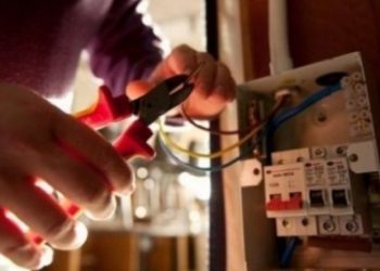 E rëndë në Tiranë/ Dy punëtorë bien në kontakt me rrymën elektrike, njëri vdes në vend