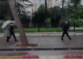 VIDEO/ Pensionistët e pafat prej shiut, por sërish me maska dhe çadra në rrugë. Ja pamjet e kryeqytetit!