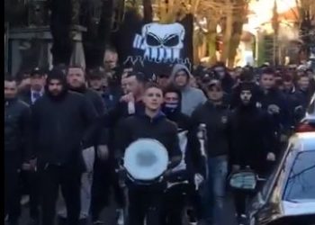 VIDEO / Sporti ngatërrohet me politikën, tifozët e Tiranës në protestë: Mbytini komunistët!