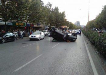 Tre makina përplasen me njëra-tjetrën, bllokohet “Rruga e Kavajës”