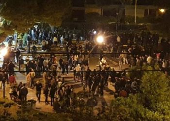 VIDEO/ Të rinjtë injoruan masat ndaj COVID-19, policia greke përleshet me turmat e njerëzve