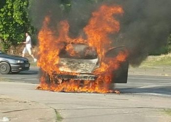 Elbasan/ Makina shkrumbohet nga flakët, policia në vendngjarje