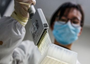 “Është e sigurt dhe mund të mbrojë…”/ Mjekët: Vaksina kundër COVID testohet tek njerëzit në Kinë