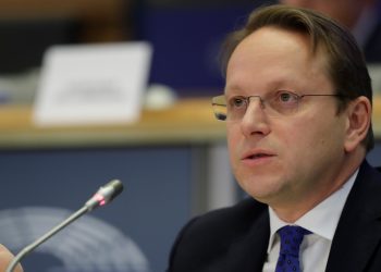 Komisioneri Europian për Zgjerimin bën apel: BE dhe Ballkani Perëndimor të punojnë së bashku për hapjen graduale pas masave kufizuese