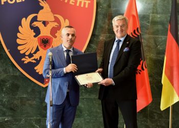 Ardi Veliu nderon oficerin e BKA-së: Angazhim profesional në kuadrin e bashkëpunimit policor