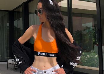 FOTOT/ “Ajo pi gjak njëbrirëshi”, 70-vjeçarja që është duke tërbuar rrjetin (Duket si 20-vjeçe)