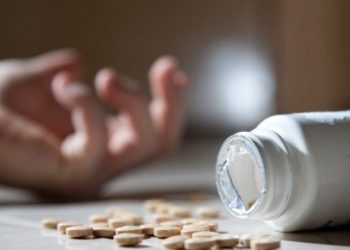 Adoleshentja tenton t’i japë fund jetës duke pirë 60 pilula paracetamoli, komshinjtë reagojnë në kohën e duhur