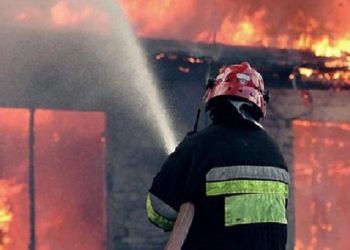 Shkrumbohet nga flakët banesa në Berat, shpëton për mrekulli i moshuari