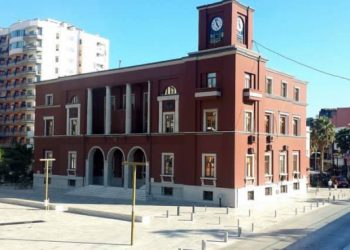 Dy punonjëse të infektuar me COVID-19, 28 të tjerë në pritje të përgjigjeve/ Mbyll dyert sektori i Urbanistikës në Bashkinë Durrës