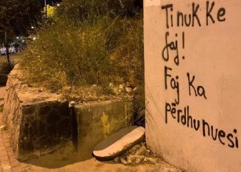 “Pedofilët e kanë vendin në burg e jo në shkollë”, muret e kryeqytetit mbushen me mesazhe të forta (FOTO)