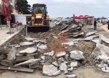 Zaptoi një pjesë të plazhit, IKMT shemb objektin pa leje në Durrës