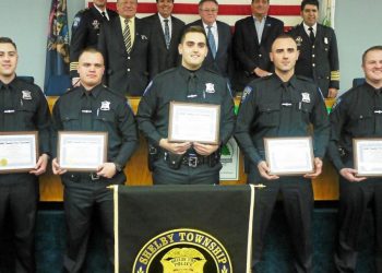 Polici shqiptar bëhet “hero” në SHBA, shpëton babë e bir nga mbytja (Emri)