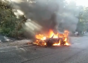 Elbasan/ Shkrumbohet nga flakët një makinë pranë drejtorisë së policisë, dyshohet për zjarr të qëllimshëm